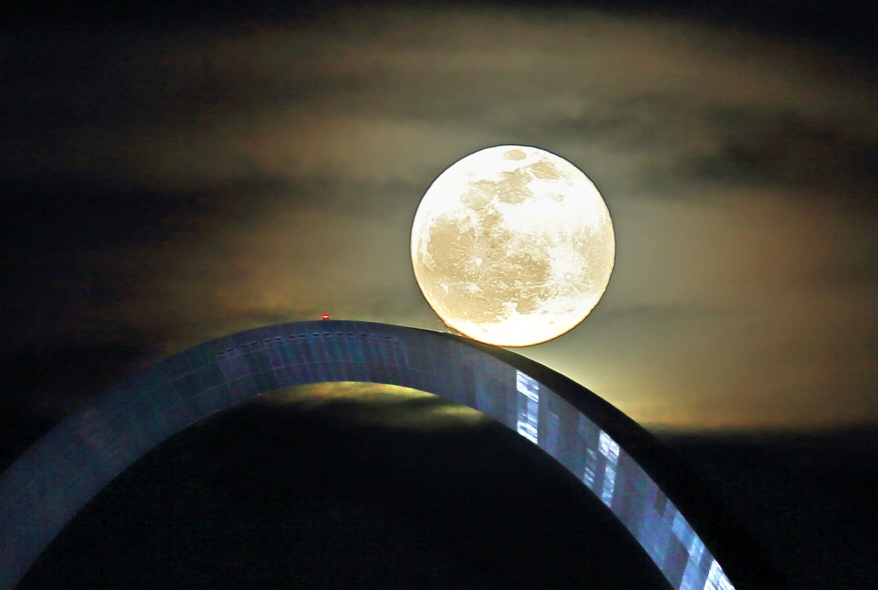 2021 Wolf Moon over St. Louis Arch